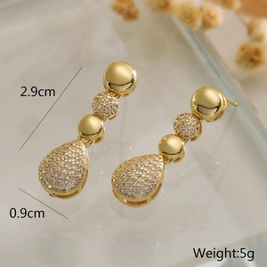 Dettaglio degli orecchini a goccia in oro 18K con lunghezza di 2,9 cm e zirconi lucidi
