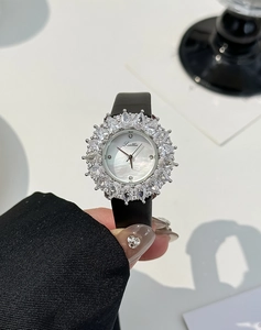 Primo piano dell'orologio da donna Scottie con lussuosa lunetta in strass a fiore.
