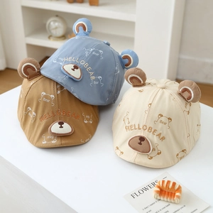 Simpatici berretti in cotone per neonati con orecchie da orso e ricamo Hello Bear in tre colori