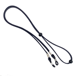 Detail der verstellbaren schwarzen Brillenband-Kordel aus Wildleder mit Gummischlaufen