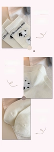 Détail de chaussettes en coton blanc avec motifs de moutons et bords-côtes élastiques