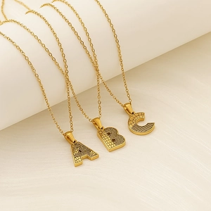 Colliers dorés en acier titane avec pendentifs lettres A, B et C au style épuré