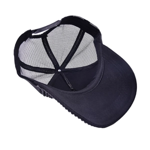 Détail de la casquette trucker noire avec filet respirant et fermeture snapback réglable