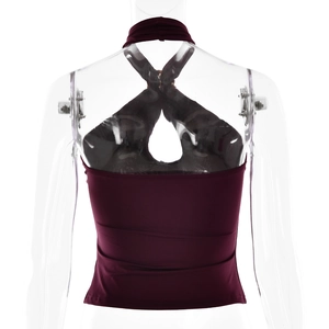 Détail du dos du haut dos nu rouge vin avec une découpe élégante en forme de gouttelette