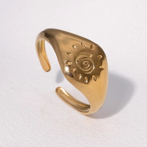 Bague vintage en acier inoxydable plaqué or 18k avec motif soleil et texture spirale