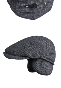 Dettaglio cappello a spina di pesce grigio scuro con paraorecchie e cinturino in pelle