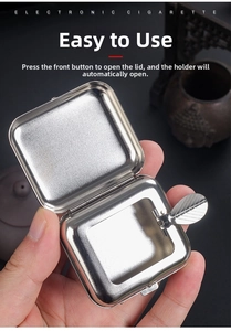Detalle de cenicero de metal portátil con tapa abatible y soporte para cigarrillos de hoja