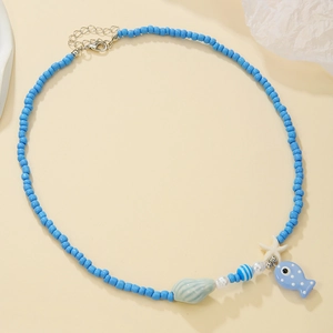 Dettaglio della collana di perline blu regolabile con stelle marine e pesciolini