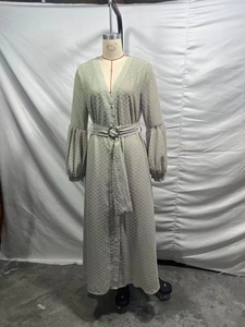 Détail de la robe longue en mousseline à pois gris avec col en V et ceinture sur mannequin
