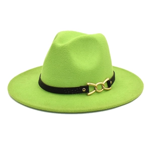 Dettaglio del cappello fedora verde neon con cinturino in pelle nera e anelli dorati