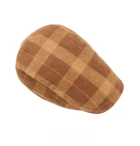 Vue de dessus de la casquette gavroche en velours côtelé marron à carreaux fins
