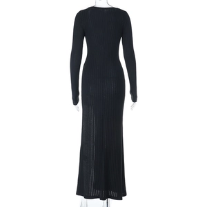 Vista posteriore di un abito lungo nero in maglia a coste aderente con spacco laterale sexy