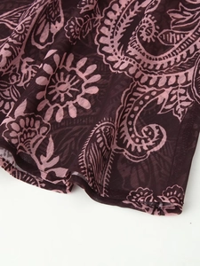 Gros plan détaillé du motif cachemire sur tissu mousseline violet et rose léger
