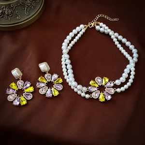 Parure de bijoux luxueuse en perles et fleurs avec cristaux violets et strass brillants