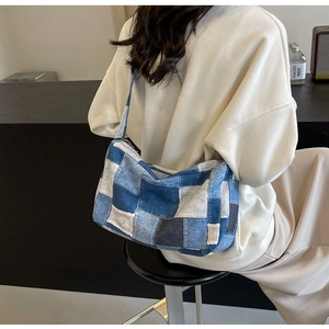 Détail du sac fourre-tout en patchwork de denim montrant les textures de couture