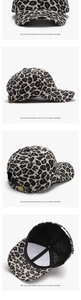 Vues détaillées d'une casquette léopard avec boucle métallique et texture du tissu