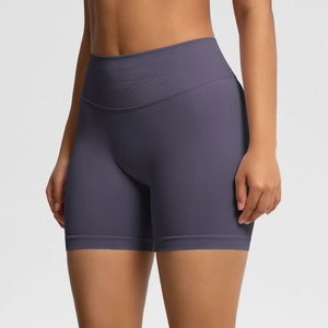 Gros plan sur la taille haute côtelée sans couture du short de fitness gris fumé