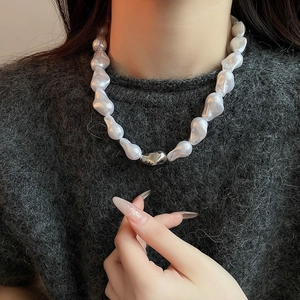 Collier de perles baroques françaises avec fermoir argenté élégant sur mannequin