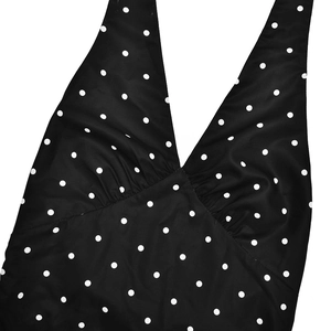 Détail de la robe licou rétro à pois avec décolleté en V profond et design plissé