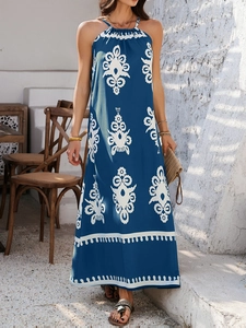 Blaues Boho-Neckholder-Kleid mit weißem Blumenmuster in einer Urlaubskulisse