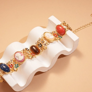Vintage Goldarmband mit bunten Cameo-Anhängern und floralen Strass-Akzenten