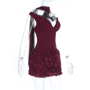 Détail de robe bordeaux à épaules dénudées avec jupe à texture rose 3D et coupe ajustée