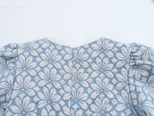 Detailansicht eines Vintage-Jacquard-Kleids mit Reißverschluss und Puffärmeln