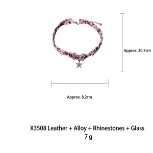 Détail du choker léopard rose avec pendentif étoile et dimensions 30,7x8,2 cm