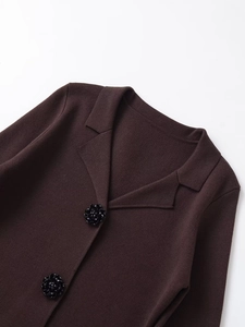 Vue détaillée du blazer en maille marron foncé avec élégants boutons de rose noirs 3D