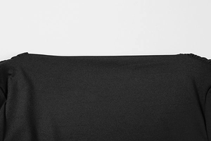 Detail van de elegante off-the-shoulder halslijn op een zwarte nauwsluitende jurk