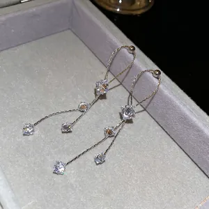 Boucles d'oreilles argentées avec zircons carrés et longs pompons élégants en cascade
