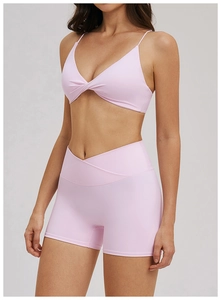 Vue détaillée du soutien-gorge de sport rose avec design torsadé et tissu de yoga mat