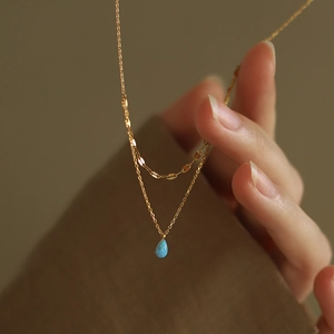 Détails du collier double rang plaqué or 18 carats avec un pendentif opale bleue en goutte