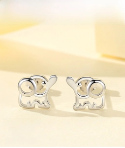 Dettaglio degli orecchini a lobo a forma di elefante traforato in argento sterling S925