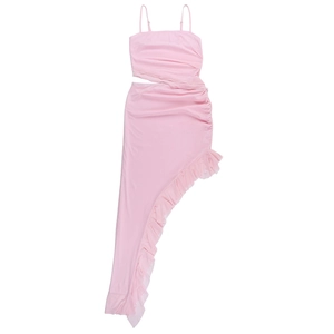 Detail des rosa asymmetrischen Trägerkleids mit seitlicher Raffung und Volants am Saum