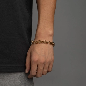 Fashionable 18K gold plated stainless steel chain bracelet worn on a model's wrist