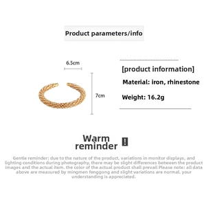 Vue détaillée du bracelet jonc doré avec strass et spécifications de taille précise