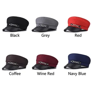Casquettes gavroche en six couleurs avec visière en cuir et détail de chaîne en métal