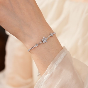 Macro di bracciale a fiori in argento scintillante con zirconi sul polso