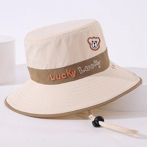 Chapeau de soleil beige pour enfants avec broderie ours et cordon réglable sur fond blanc