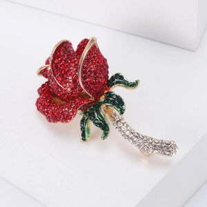 Elegante spilla a rosa con cristalli rossi e verdi su base dorata da donna