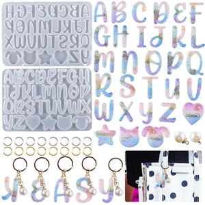 Détails macro des moules en résine alphabet avec accessoires porte-clés DIY et lettres roses