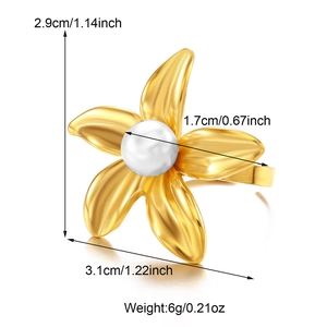 Detail of 18k gold flower ring with pearl, including product size and weight specs
