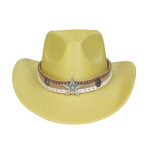 Détail du chapeau de cowboy jaune avec étoile turquoise et ruban orné de clous