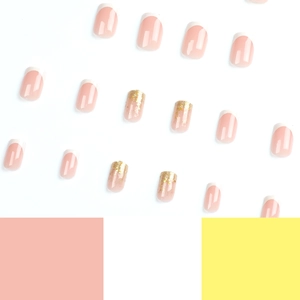 Unghie finte French rosa nudo con punte bianche e sfumature di glitter dorati