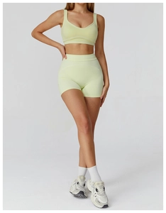 Détail de l'ensemble de yoga vert clair avec soutien-gorge de sport et short taille haute