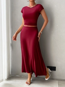 Detailansicht des bordeauxroten Damen-Zweiteilers mit Kurzarm-Crop-Top und Maxirock