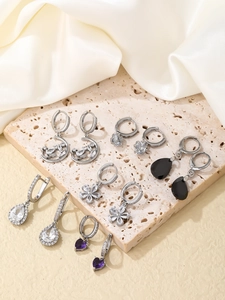Lot de six boucles d'oreilles créoles argentées avec pendentifs cœur, lune et strass