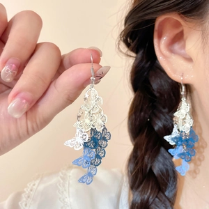 Eleganti orecchini a farfalla traforata con nappa blu sfumata e gancio per orecchio