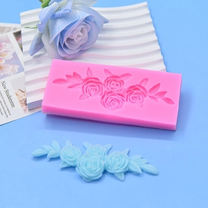 Makroaufnahme einer 4-fach Rosenblüten Silikonform für Fondant- und Schokoladenarbeiten